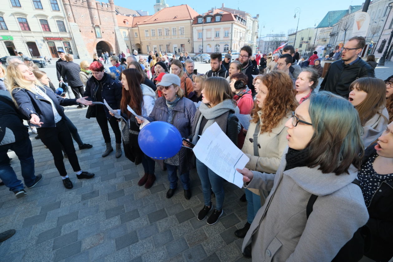  Akcja KOD: cała Polska śpiewa Odę do Radości - hymn UE (zdjęcie 1) - Autor: Maciej Kaczanowski