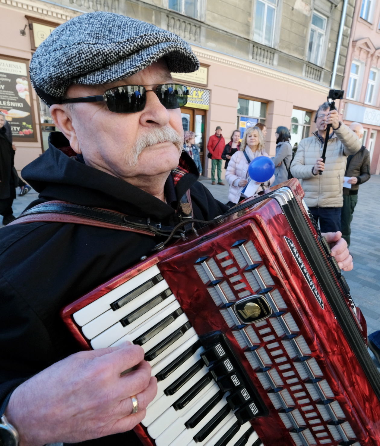  Akcja KOD: cała Polska śpiewa Odę do Radości - hymn UE (zdjęcie 1) - Autor: Maciej Kaczanowski