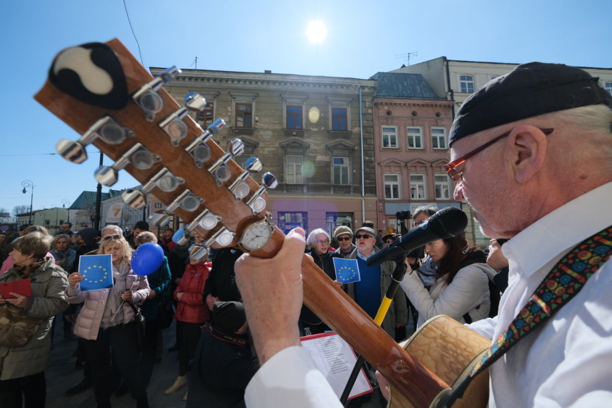  Akcja KOD: cała Polska śpiewa Odę do Radości - hymn UE (zdjęcie 1) - Autor: Maciej Kaczanowski