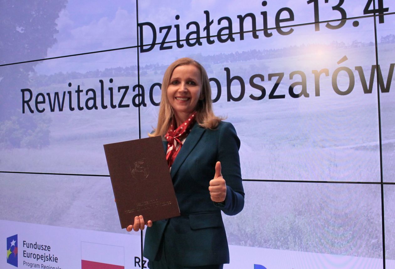  Podpisanie umów na rewitalizację w Urzędzie Marszałkowskim (zdjęcie 1) - Autor: Urząd Marszałkowski