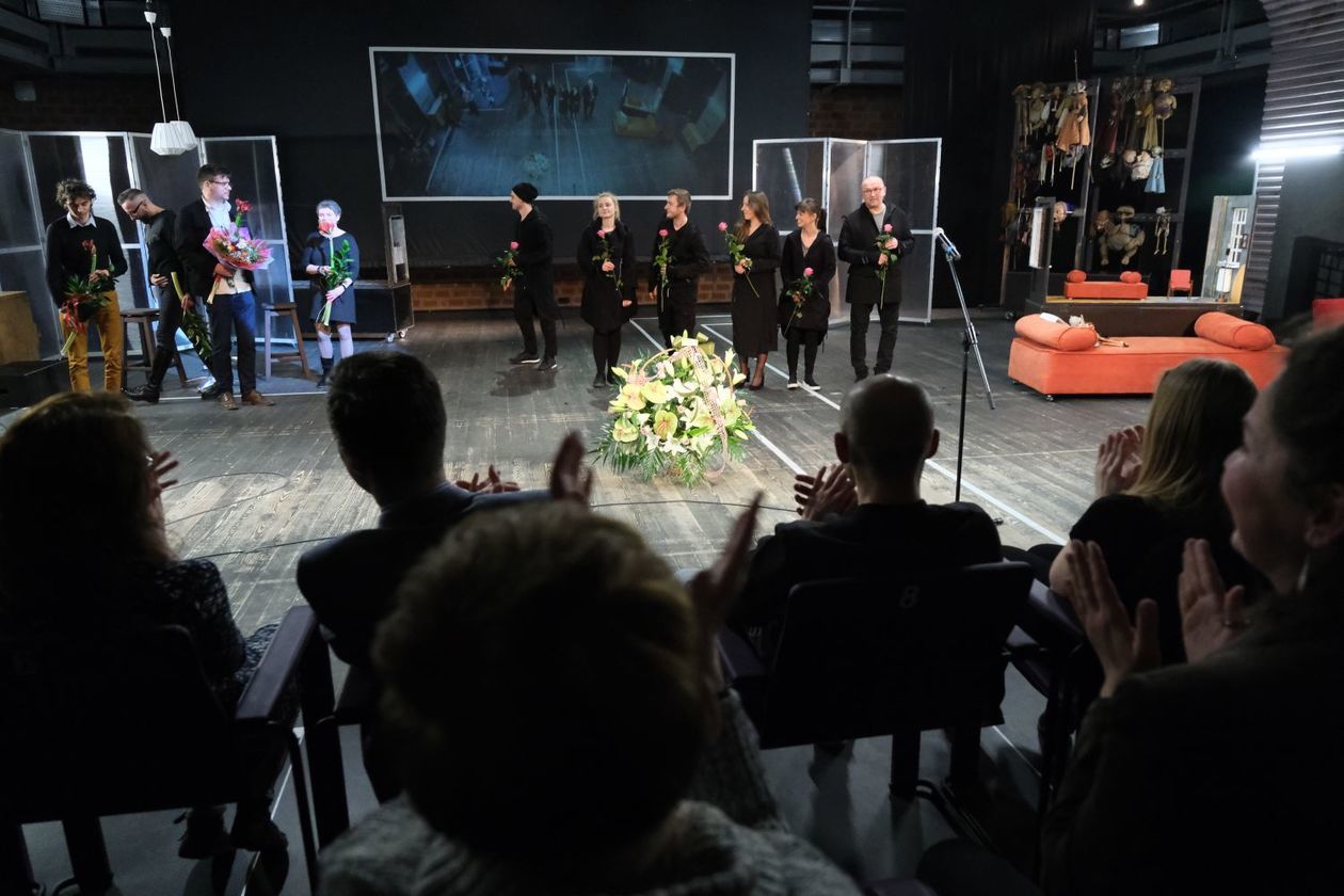   Premiera w Teatrze Andersena: Podwójne życie Weroniki w reżyserii Krzysztofa Rzączyńskiego (zdjęcie 1) - Autor: Maciej Kaczanowski