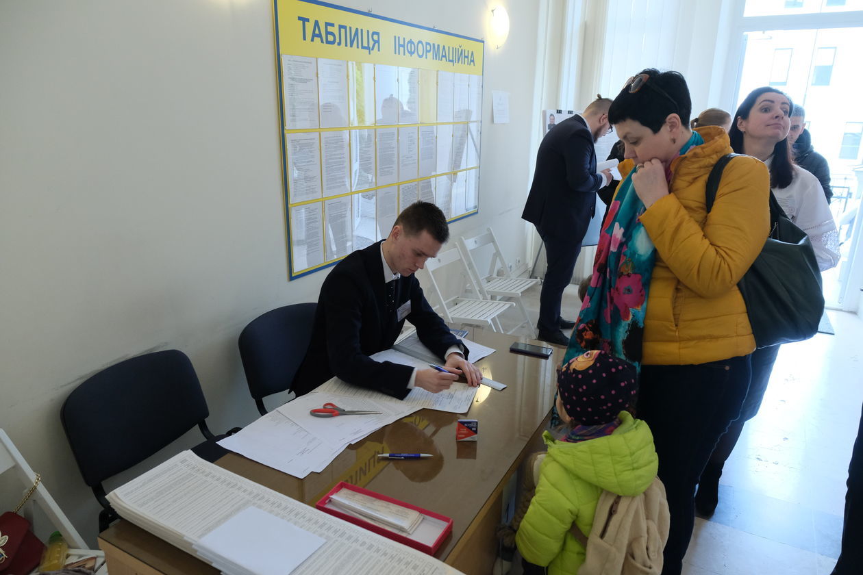  Wybory prezydenta Ukrainy w konsulacie w Lublinie (zdjęcie 1) - Autor: Maciej Kaczanowski
