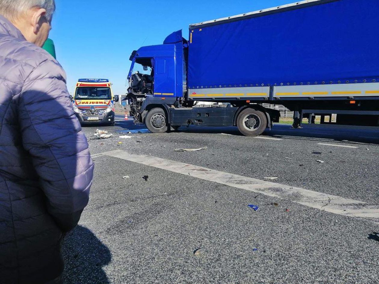  Woskrzenice Duże: Wypadek na drodze krajowej nr 2 (zdjęcie 1) - Autor: OSP KSRG Sławacinek Stary