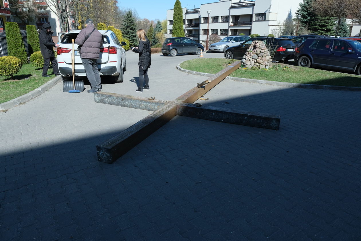  Krzyż upadł na samochód (zdjęcie 8) - Autor: Maciej Kaczanowski
