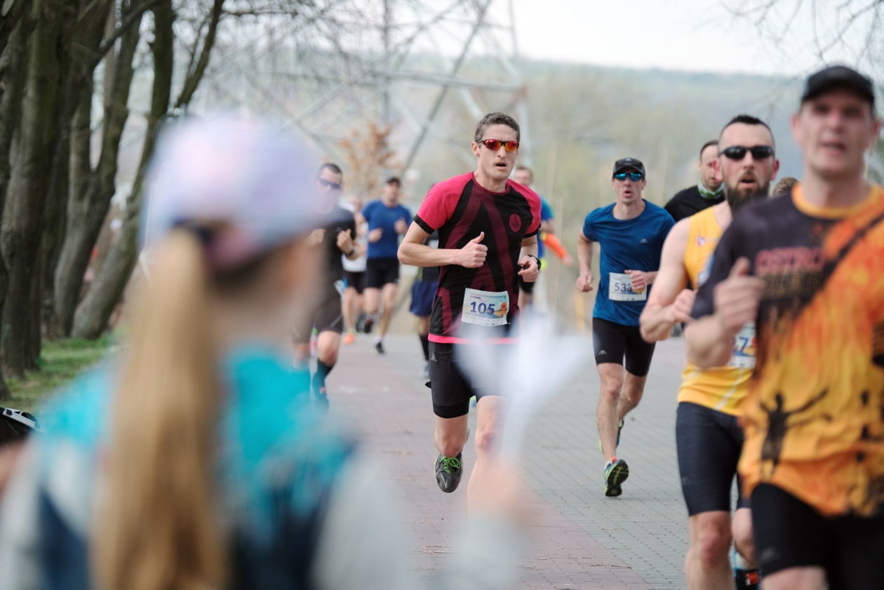  4 Dycha do Maratonu na Zalewem Zemborzyckim (zdjęcie 1) - Autor: Maciej Kaczanowski