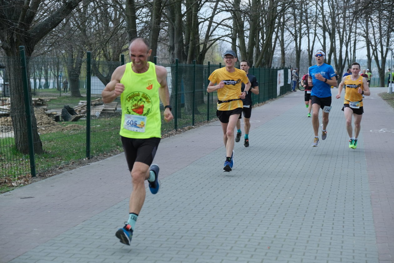  4 Dycha do Maratonu na Zalewem Zemborzyckim (zdjęcie 1) - Autor: Maciej Kaczanowski