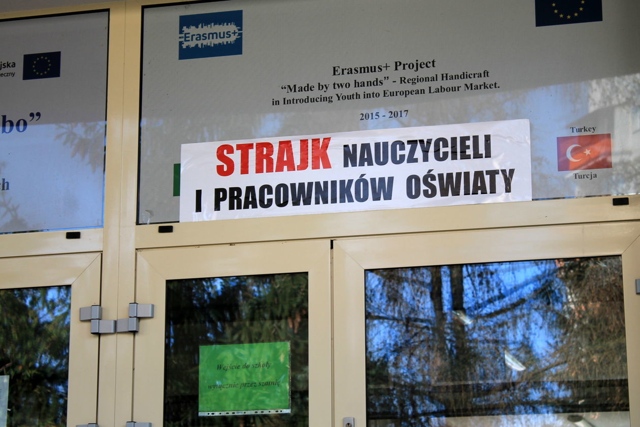  Strajk nauczycieli w Puławach (zdjęcie 1) - Autor: Radosław Szczęch