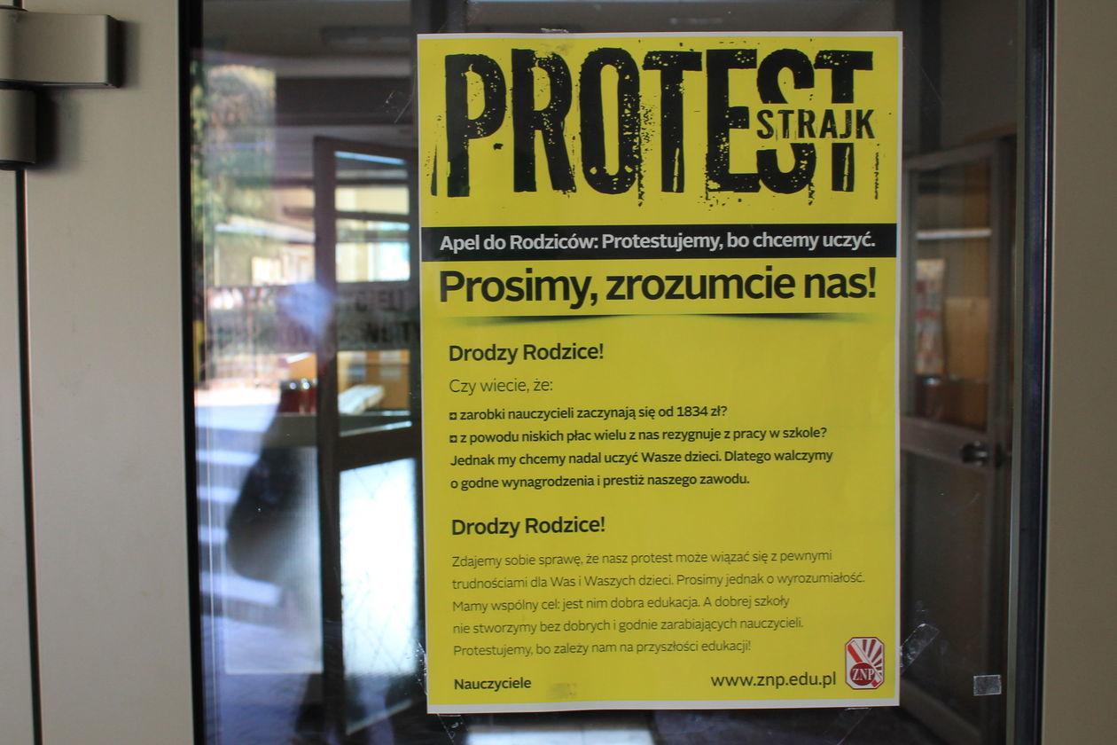  Strajk nauczycieli w Puławach (zdjęcie 1) - Autor: Radosław Szczęch