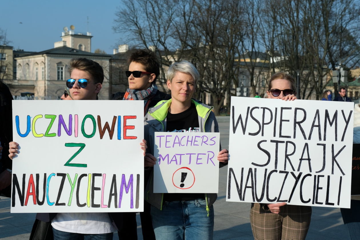Pikieta na pl. Litewskim: uczniowie popierają strajk nauczycieli - Autor: Maciej Kaczanowski