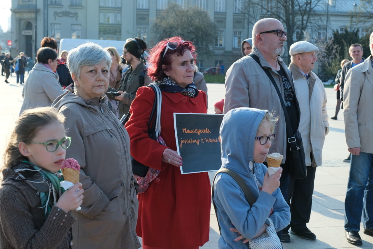  Pikieta na pl. Litewskim: uczniowie popierają strajk nauczycieli (zdjęcie 1) - Autor: Maciej Kaczanowski
