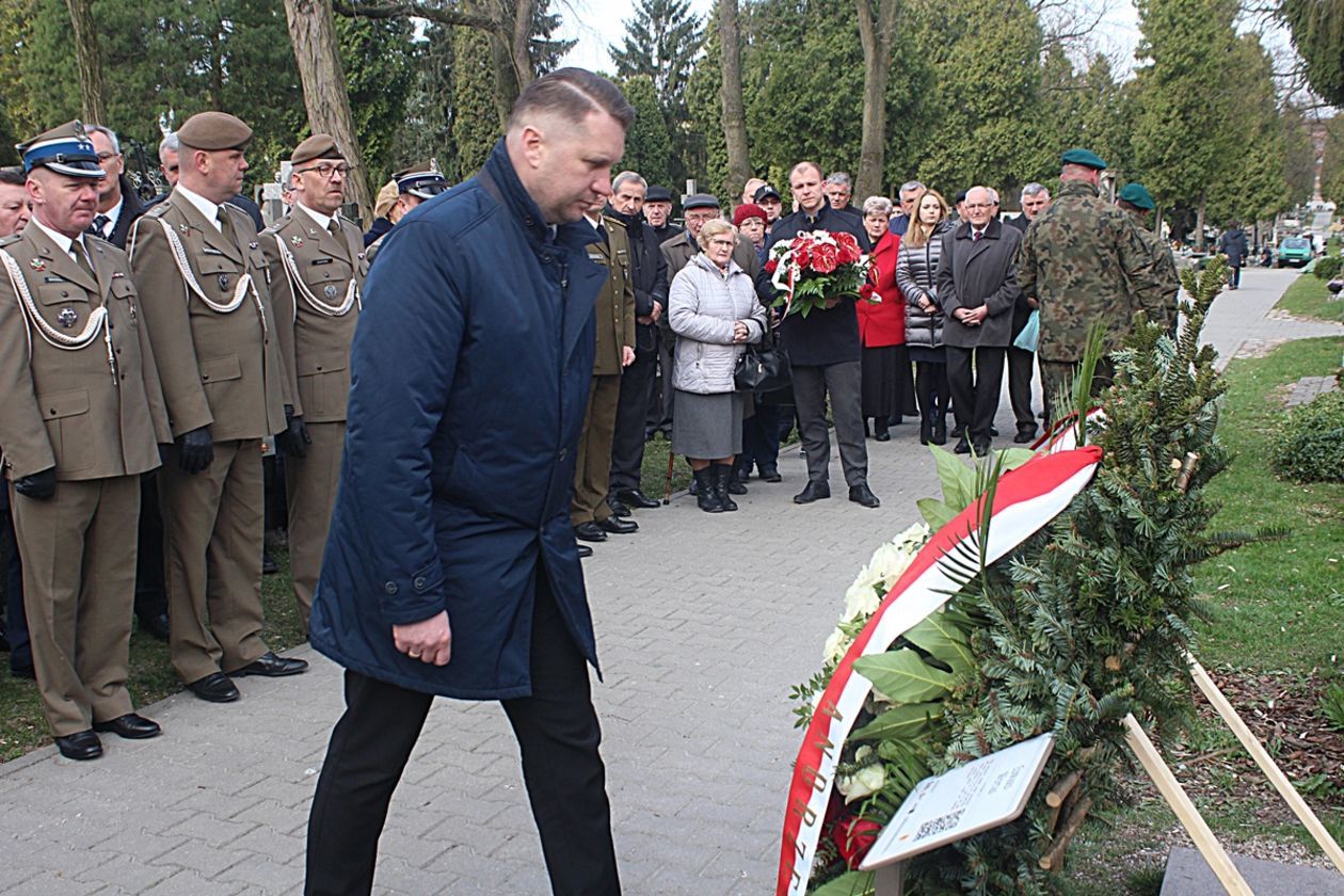  9 rocznica katastrofy smoleńskiej. Złożenie kwiatów na grobie Edwarda Wojtasa (zdjęcie 1) - Autor: Mirosław Trembecki