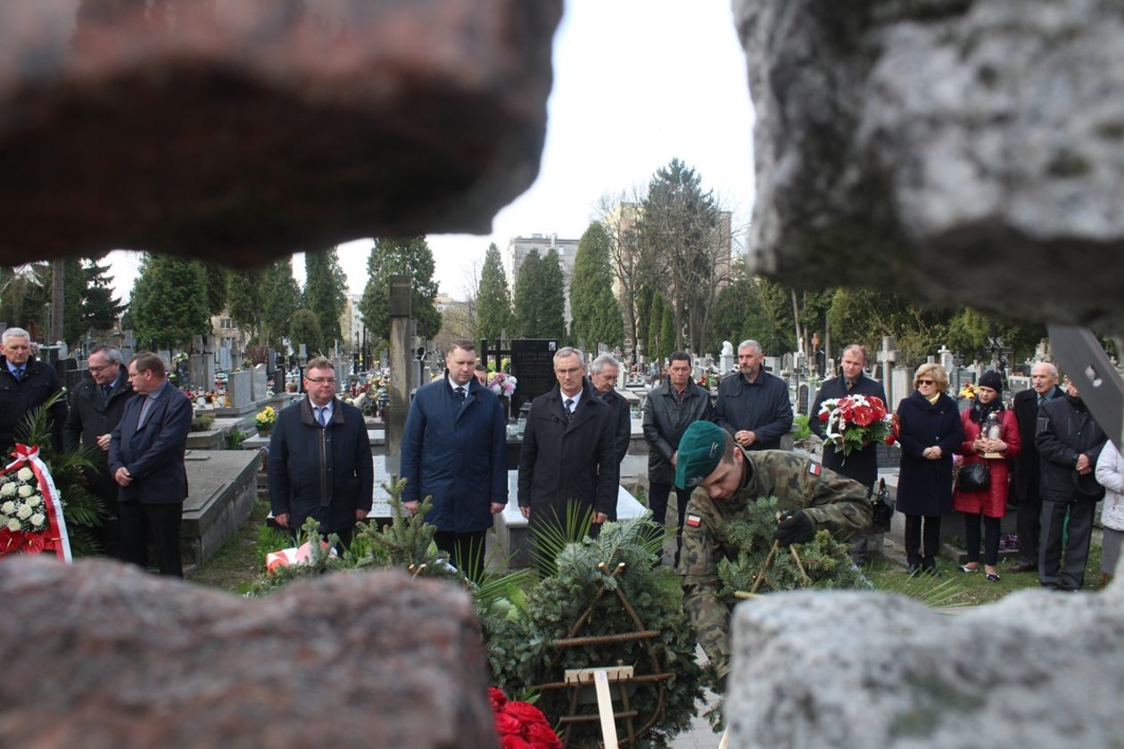  9 rocznica katastrofy smoleńskiej. Złożenie kwiatów na grobie Edwarda Wojtasa (zdjęcie 1) - Autor: Mirosław Trembecki