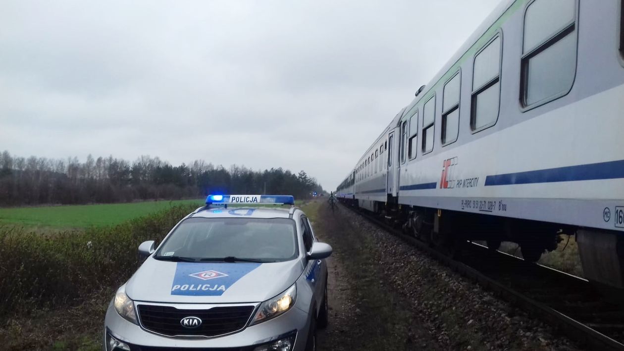  Gródek Szlachecki: Wypadek na przejeździe kolejowym (zdjęcie 1) - Autor: KPP Parczew