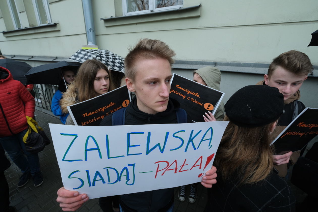  Strajk Uczniów przed siedzibą kuratorium (zdjęcie 1) - Autor: Maciej Kaczanowski