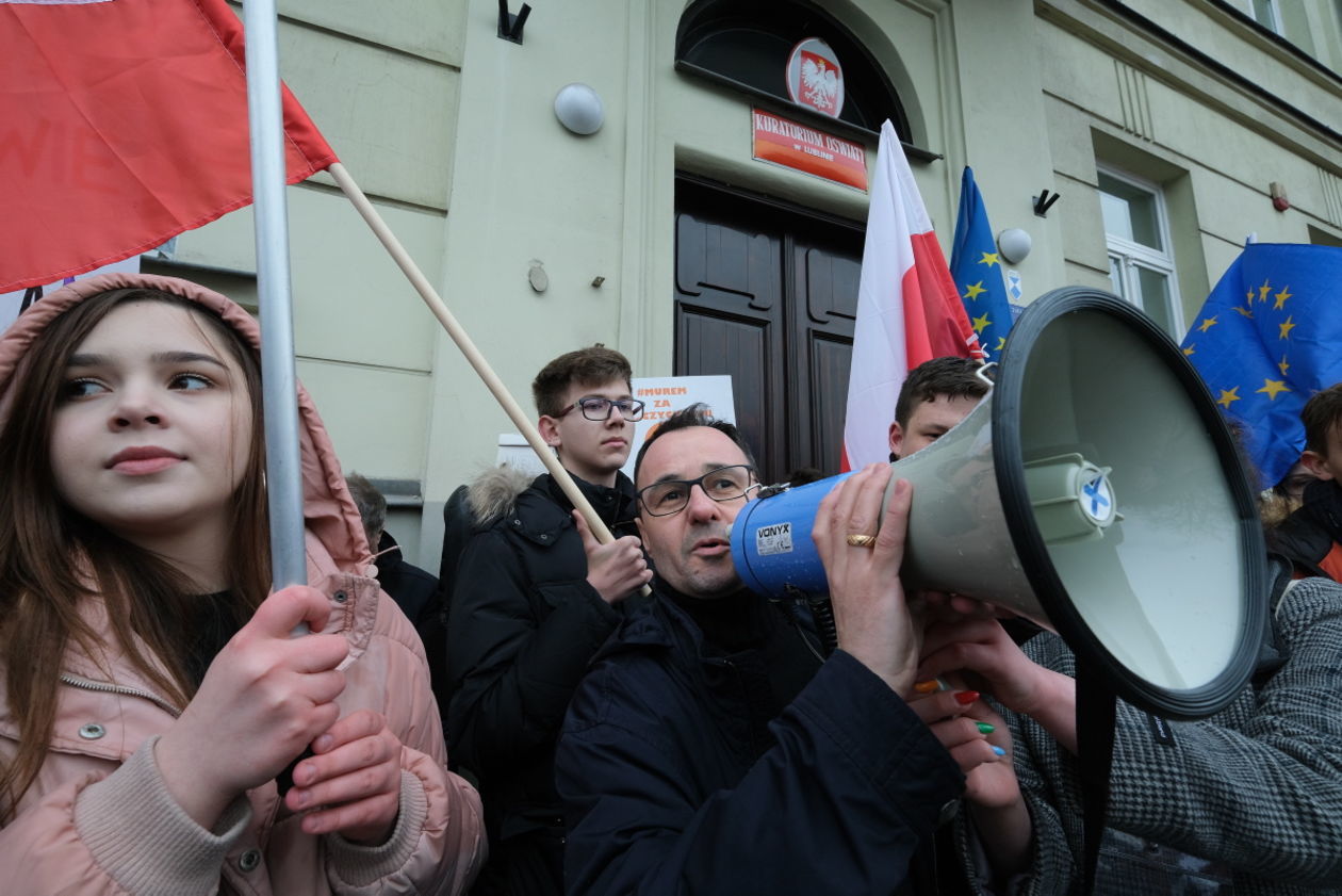  Strajk Uczniów przed siedzibą kuratorium (zdjęcie 1) - Autor: Maciej Kaczanowski