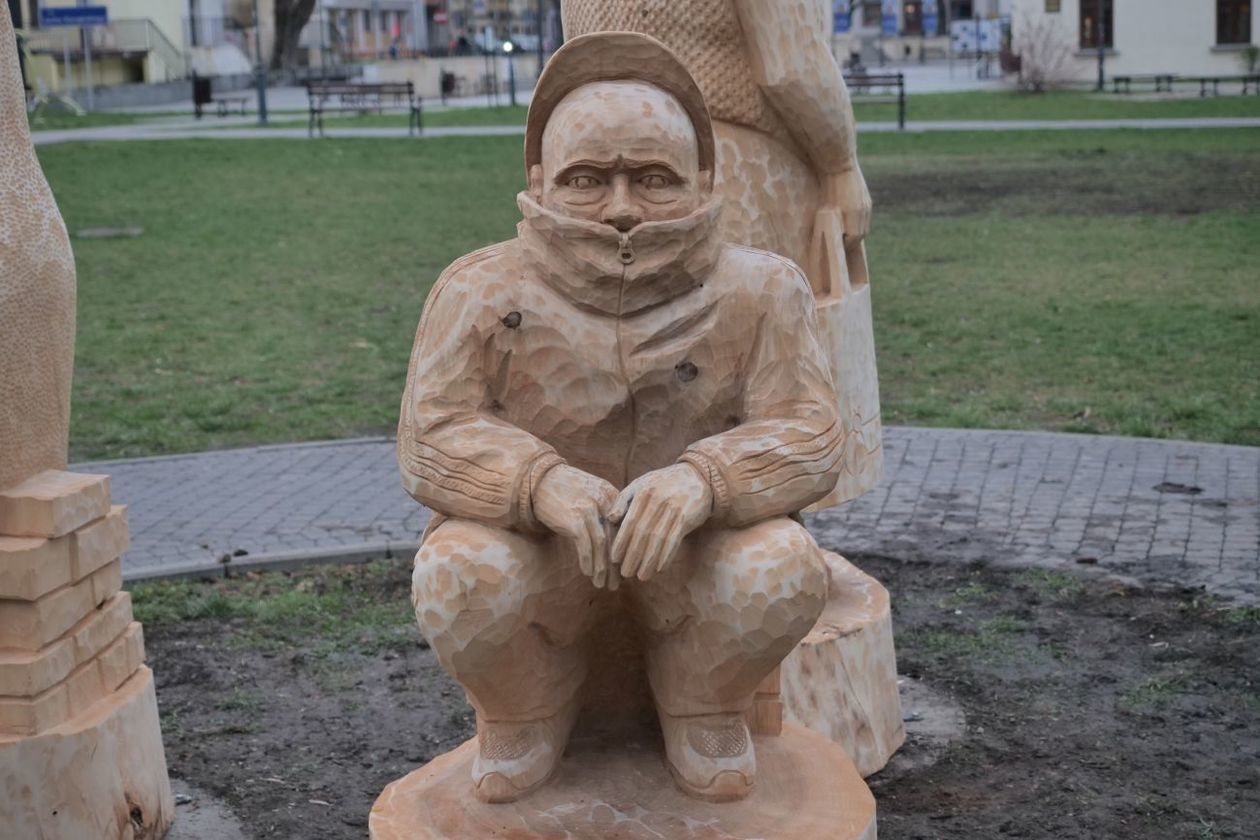  Janusz, Grażyna, Sebik na placu przy Centrum Kultury (zdjęcie 1) - Autor: Łukasz Dudkowski