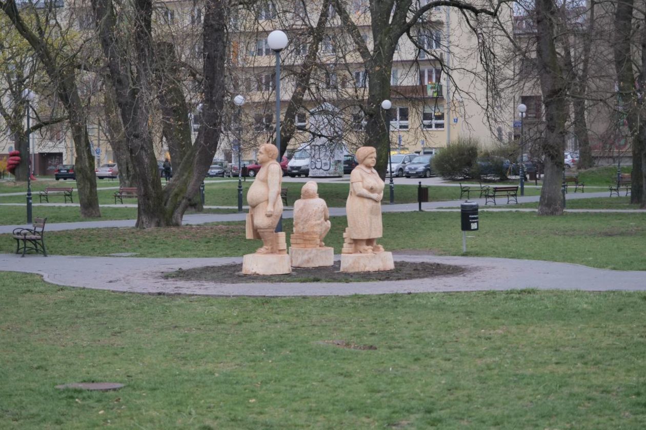  Janusz, Grażyna, Sebik na placu przy Centrum Kultury (zdjęcie 1) - Autor: Łukasz Dudkowski