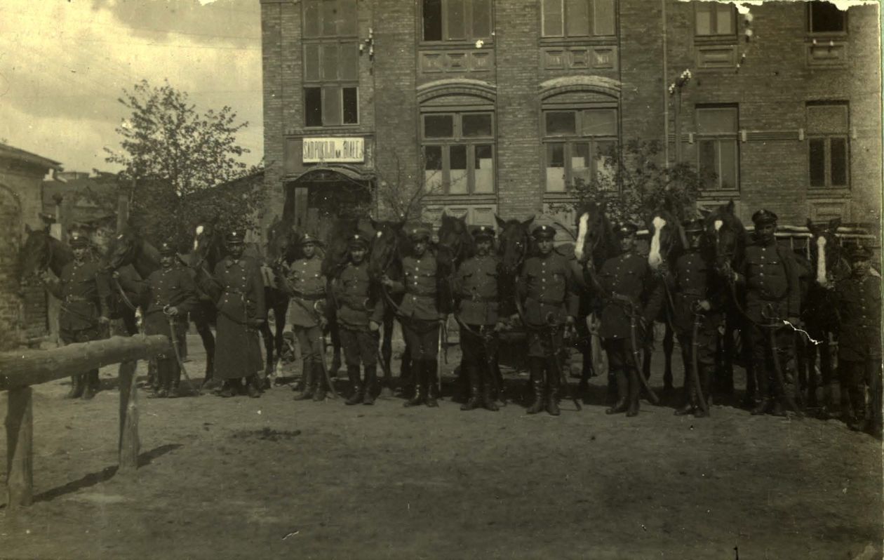 <p>Pododdział konny przed sądem przy ul. Brzeskiej 1920 r.</p>
