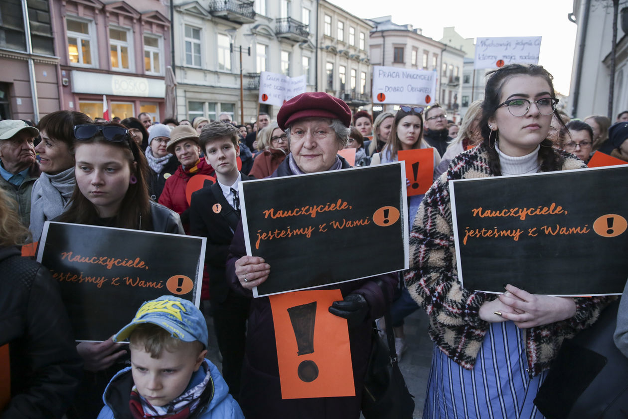  Łańcuch światła dla nauczycieli w Lublinie (zdjęcie 1) - Autor: Krzysztof Mazur