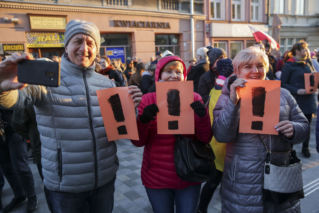  Łańcuch światła dla nauczycieli w Lublinie (zdjęcie 1) - Autor: Krzysztof Mazur