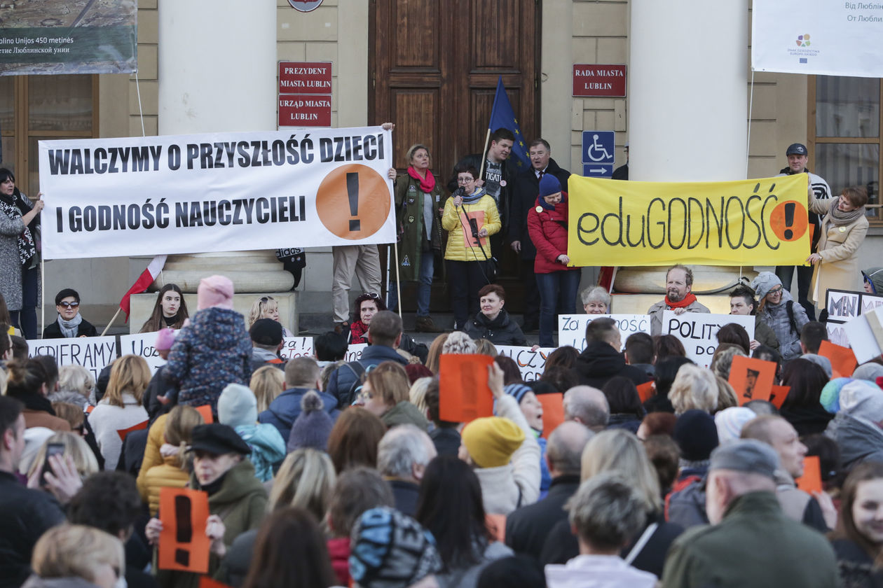  Łańcuch światła dla nauczycieli w Lublinie (zdjęcie 1) - Autor: Krzysztof Mazur