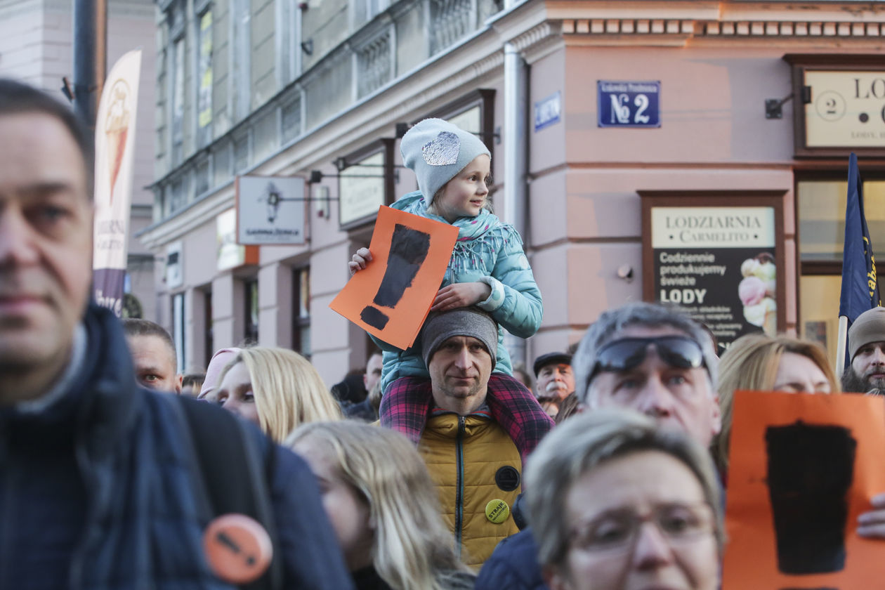  Łańcuch światła dla nauczycieli w Lublinie (zdjęcie 1) - Autor: Krzysztof Mazur