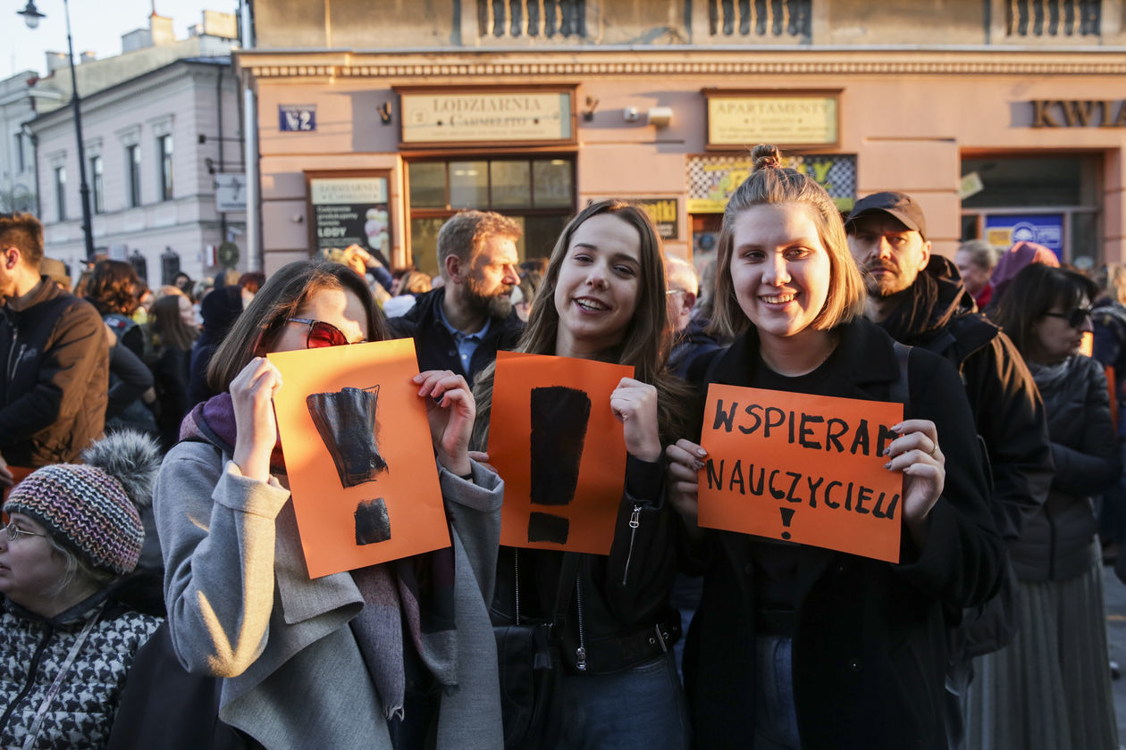  Łańcuch światła dla nauczycieli w Lublinie (zdjęcie 1) - Autor: Krzysztof Mazur