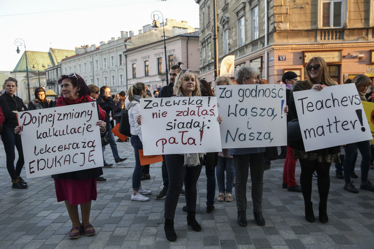  Łańcuch światła dla nauczycieli w Lublinie (zdjęcie 1) - Autor: Krzysztof Mazur