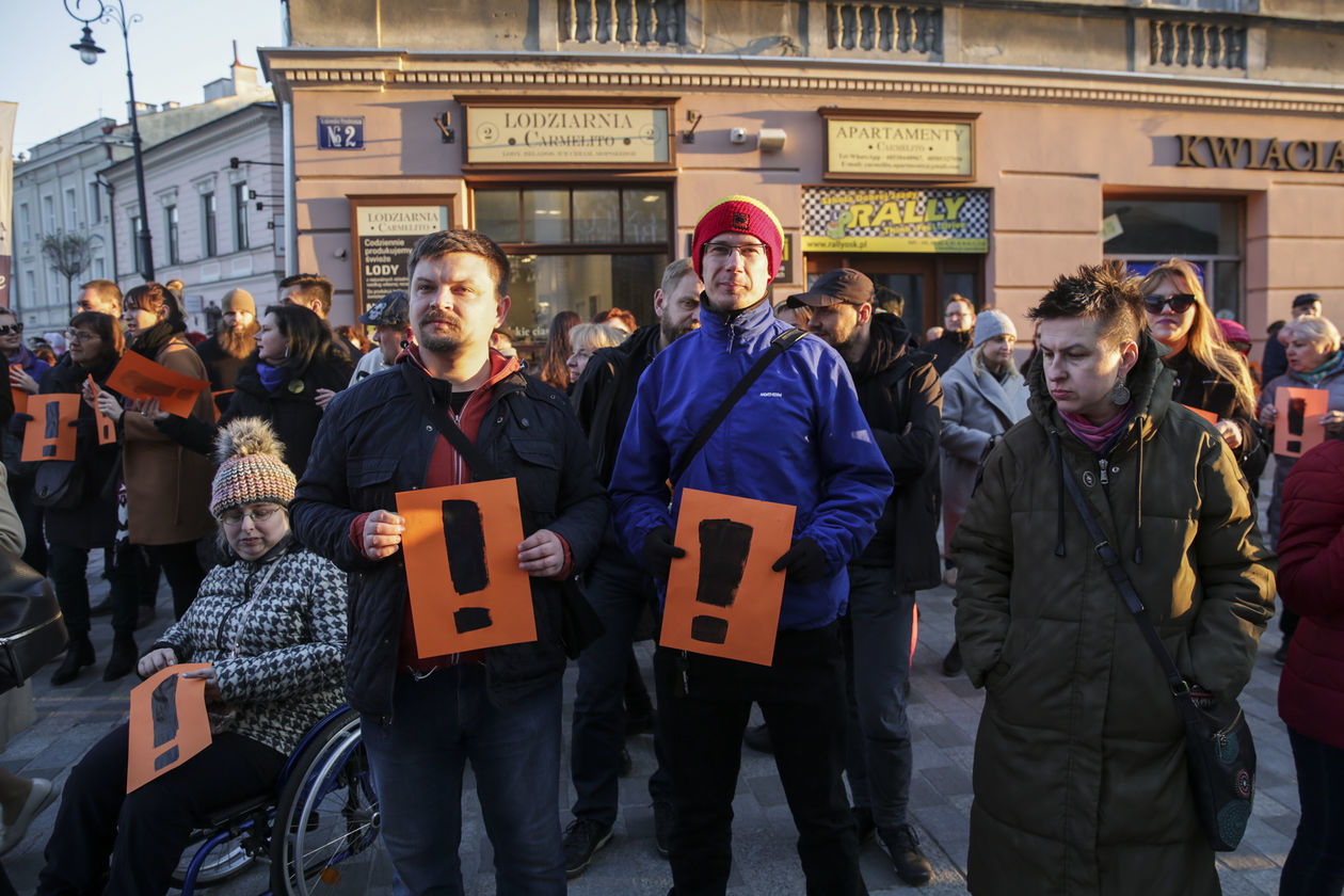  Łańcuch światła dla nauczycieli w Lublinie (zdjęcie 1) - Autor: Krzysztof Mazur