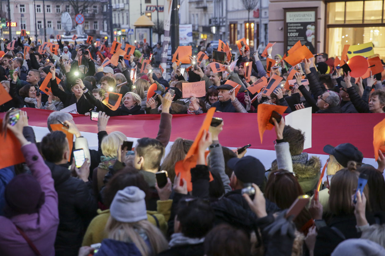  Łańcuch światła dla nauczycieli w Lublinie (zdjęcie 1) - Autor: Krzysztof Mazur