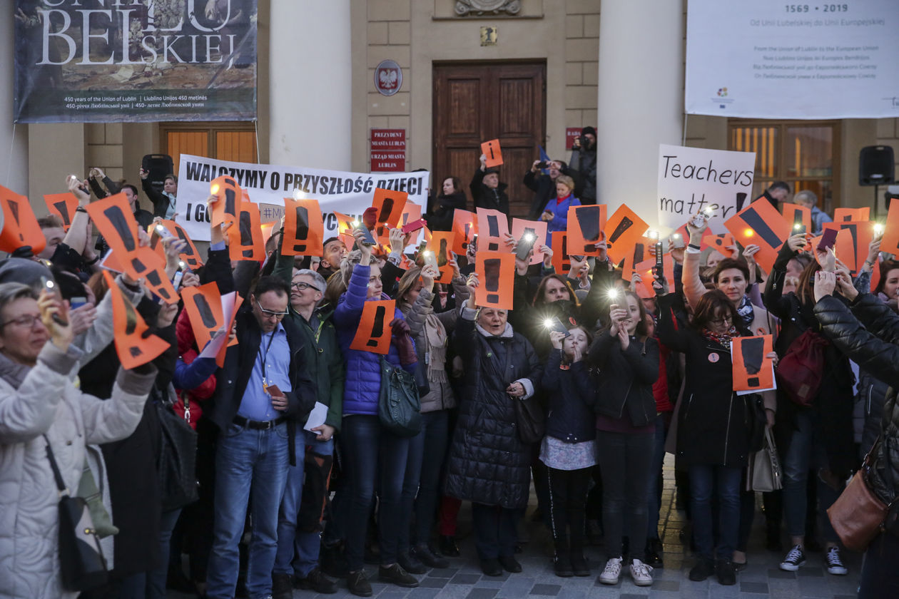  Łańcuch światła dla nauczycieli w Lublinie (zdjęcie 1) - Autor: Krzysztof Mazur