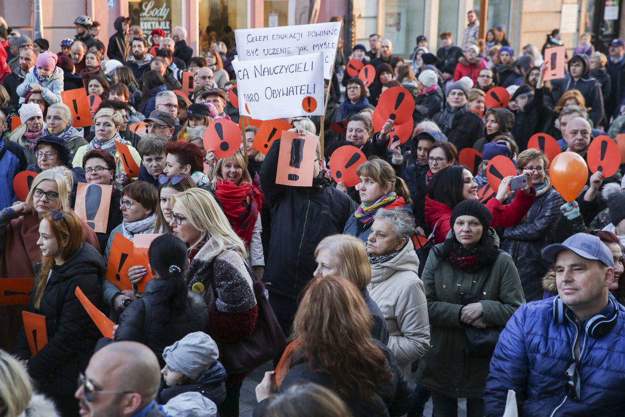  Łańcuch światła dla nauczycieli w Lublinie (zdjęcie 1) - Autor: Krzysztof Mazur