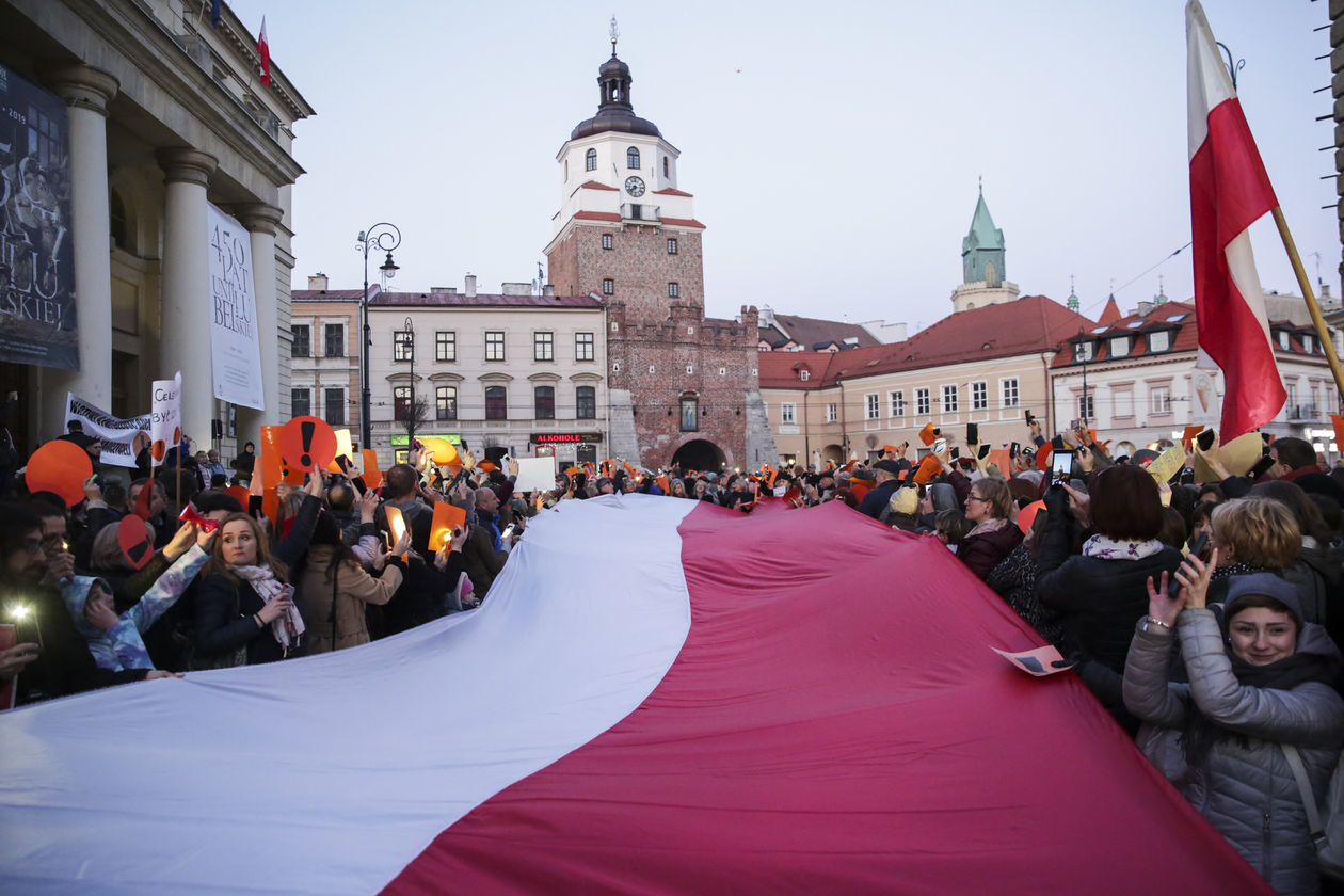  Łańcuch światła dla nauczycieli w Lublinie (zdjęcie 1) - Autor: Krzysztof Mazur