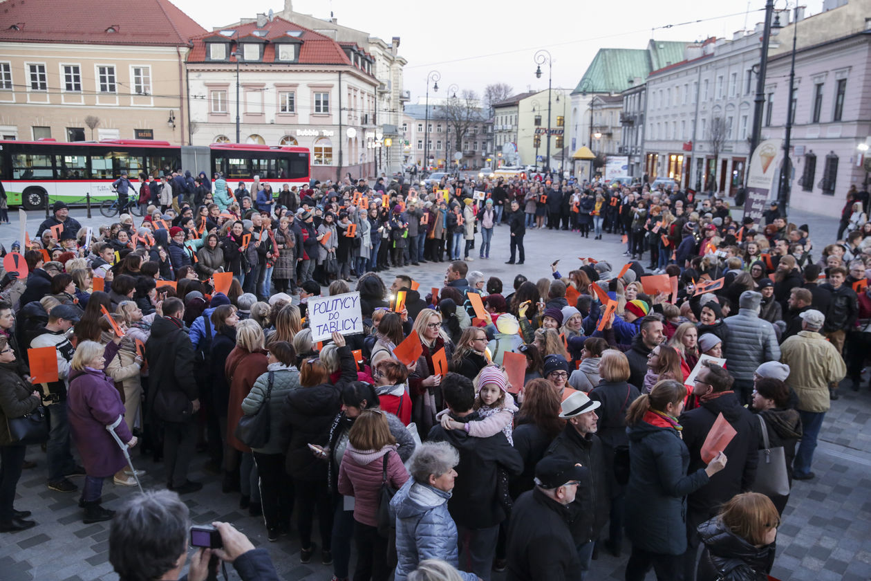  Łańcuch światła dla nauczycieli w Lublinie (zdjęcie 1) - Autor: Krzysztof Mazur