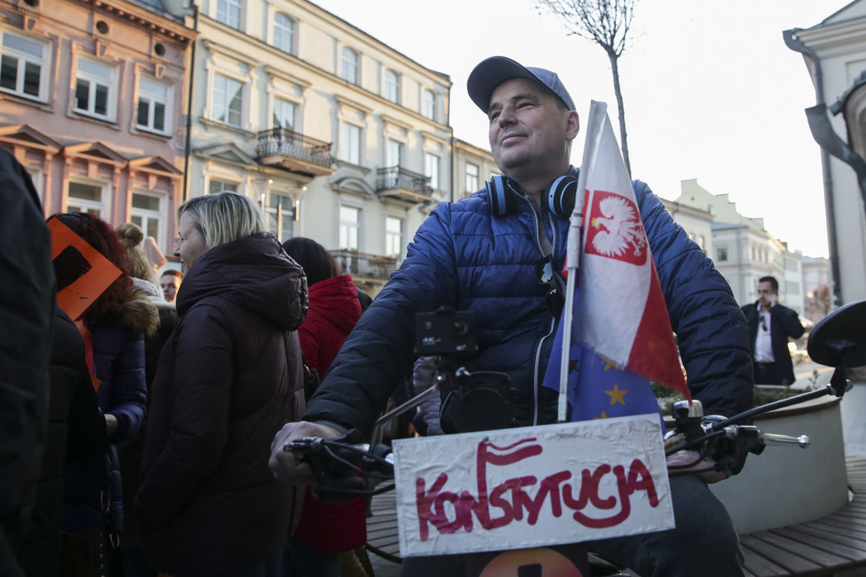  Łańcuch światła dla nauczycieli w Lublinie (zdjęcie 1) - Autor: Krzysztof Mazur