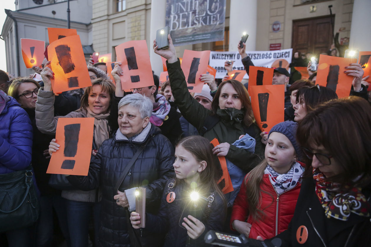  Łańcuch światła dla nauczycieli w Lublinie (zdjęcie 1) - Autor: Krzysztof Mazur