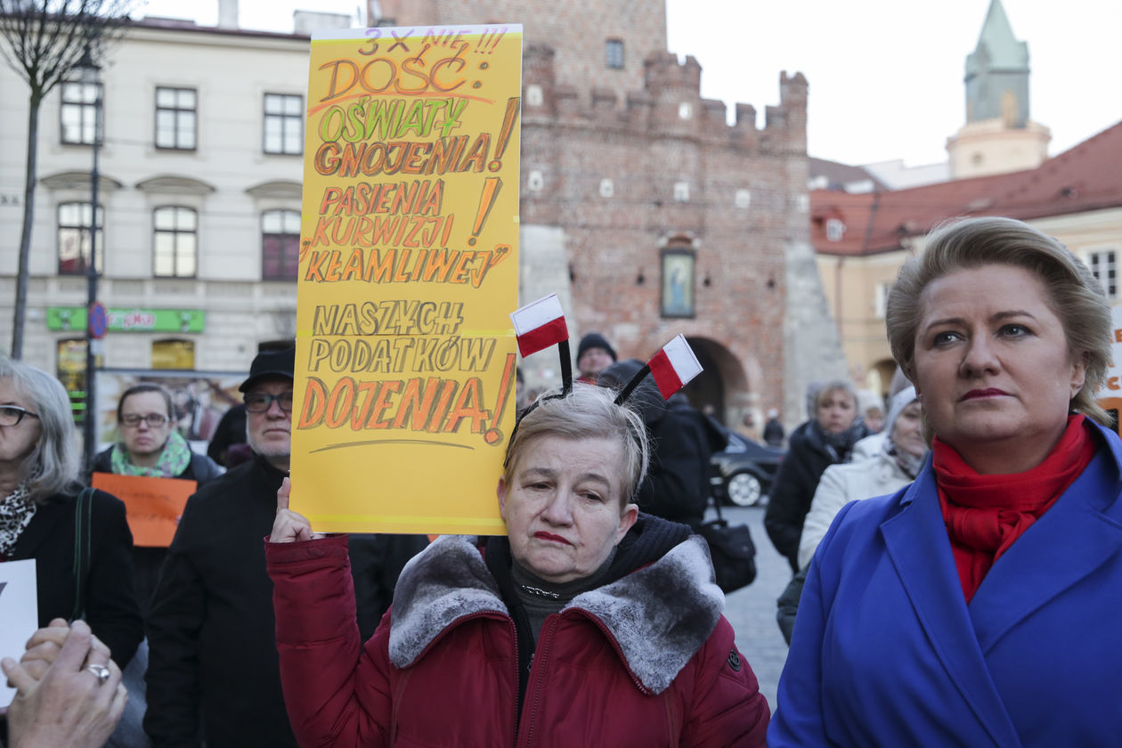  Łańcuch światła dla nauczycieli w Lublinie (zdjęcie 1) - Autor: Krzysztof Mazur