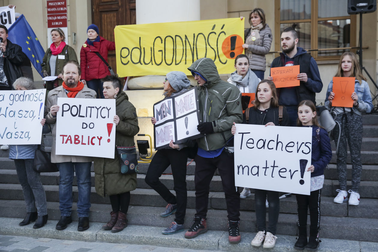  Łańcuch światła dla nauczycieli w Lublinie (zdjęcie 1) - Autor: Krzysztof Mazur