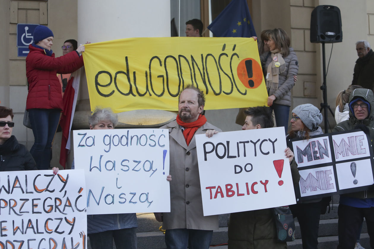  Łańcuch światła dla nauczycieli w Lublinie (zdjęcie 1) - Autor: Krzysztof Mazur