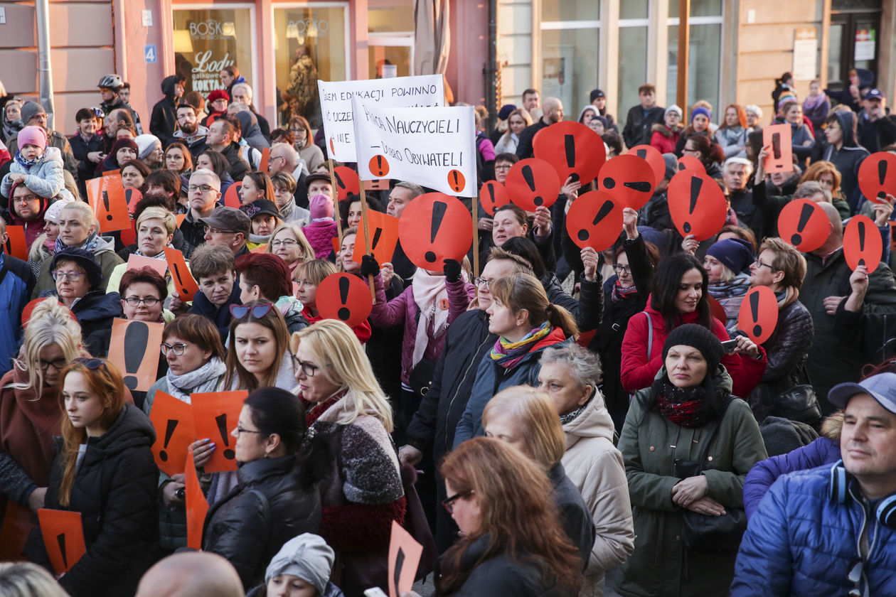  Łańcuch światła dla nauczycieli w Lublinie (zdjęcie 1) - Autor: Krzysztof Mazur