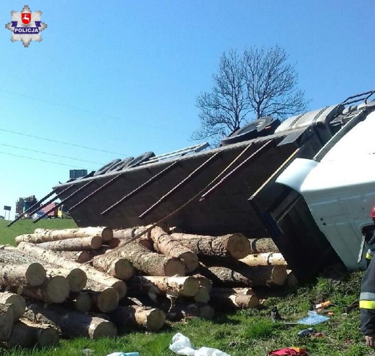  Jeziernia Podbełżec: Przewrócona ciężarówka z drewnem (zdjęcie 1) - Autor: Policja