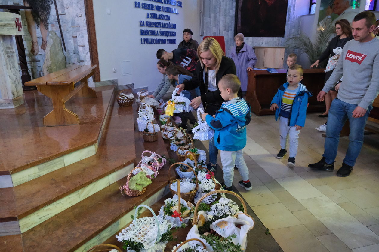 Święcenie pokarmów w kościele pw. św. Maksymiliana Kolbego (zdjęcie 3) - Autor: Maciej Kaczanowski