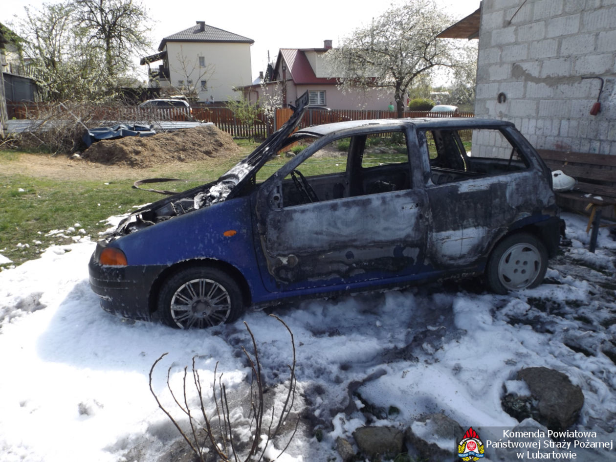 Pożar samochodu w Ostrowie Lubelskim - Autor: straż pożarna