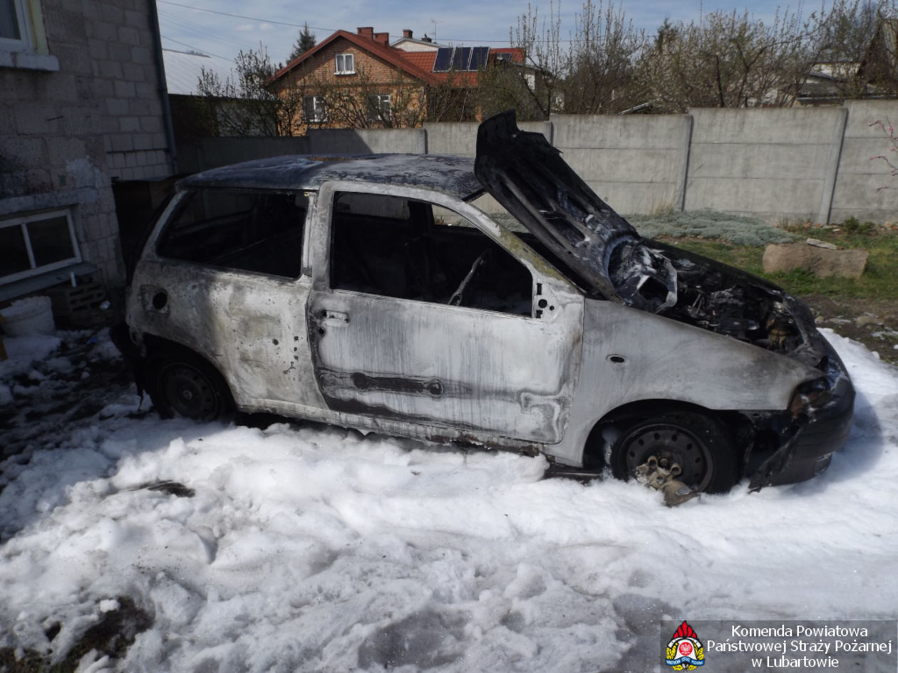  Pożar samochodu w Ostrowie Lubelskim (zdjęcie 1) - Autor: straż pożarna