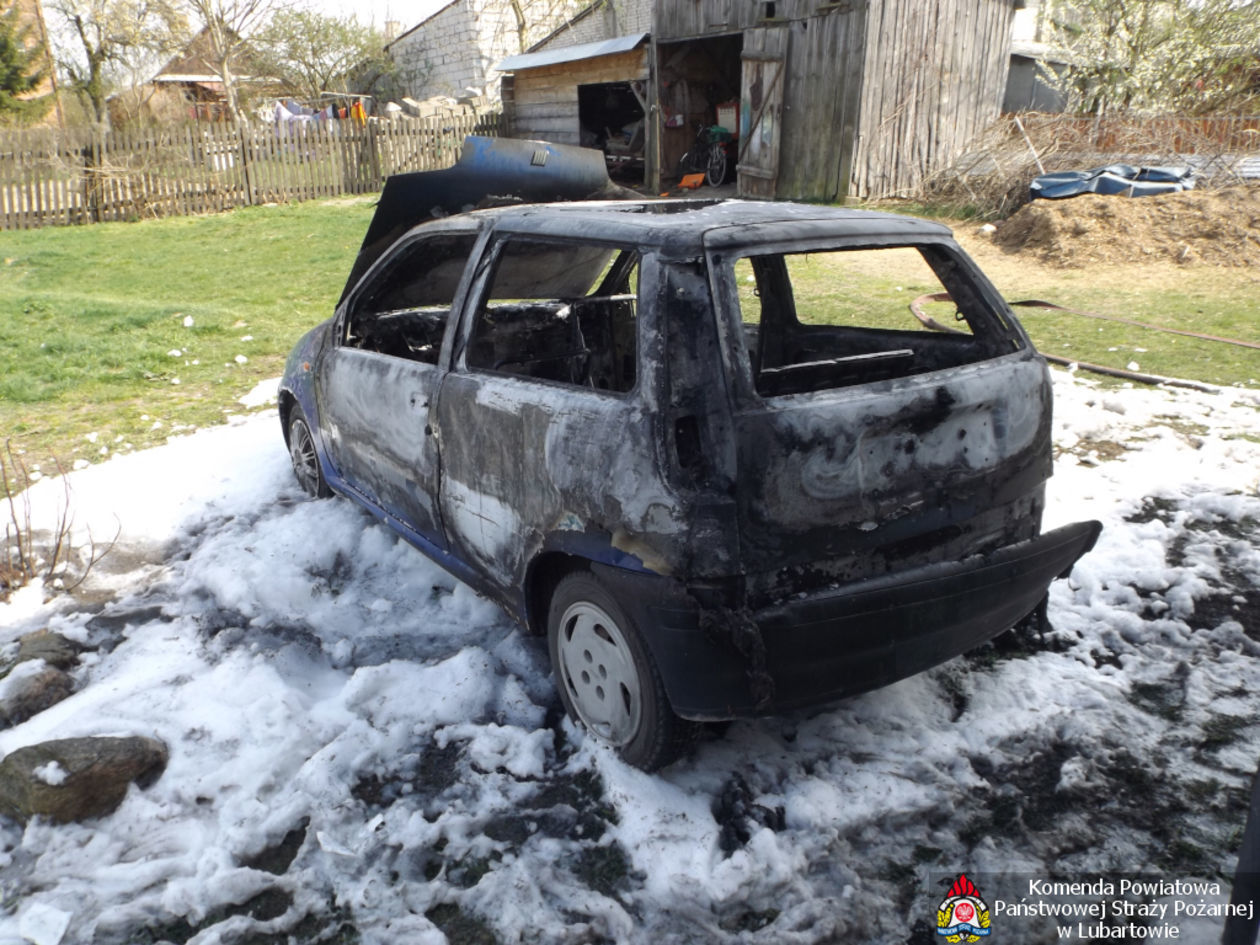  Pożar samochodu w Ostrowie Lubelskim (zdjęcie 1) - Autor: straż pożarna