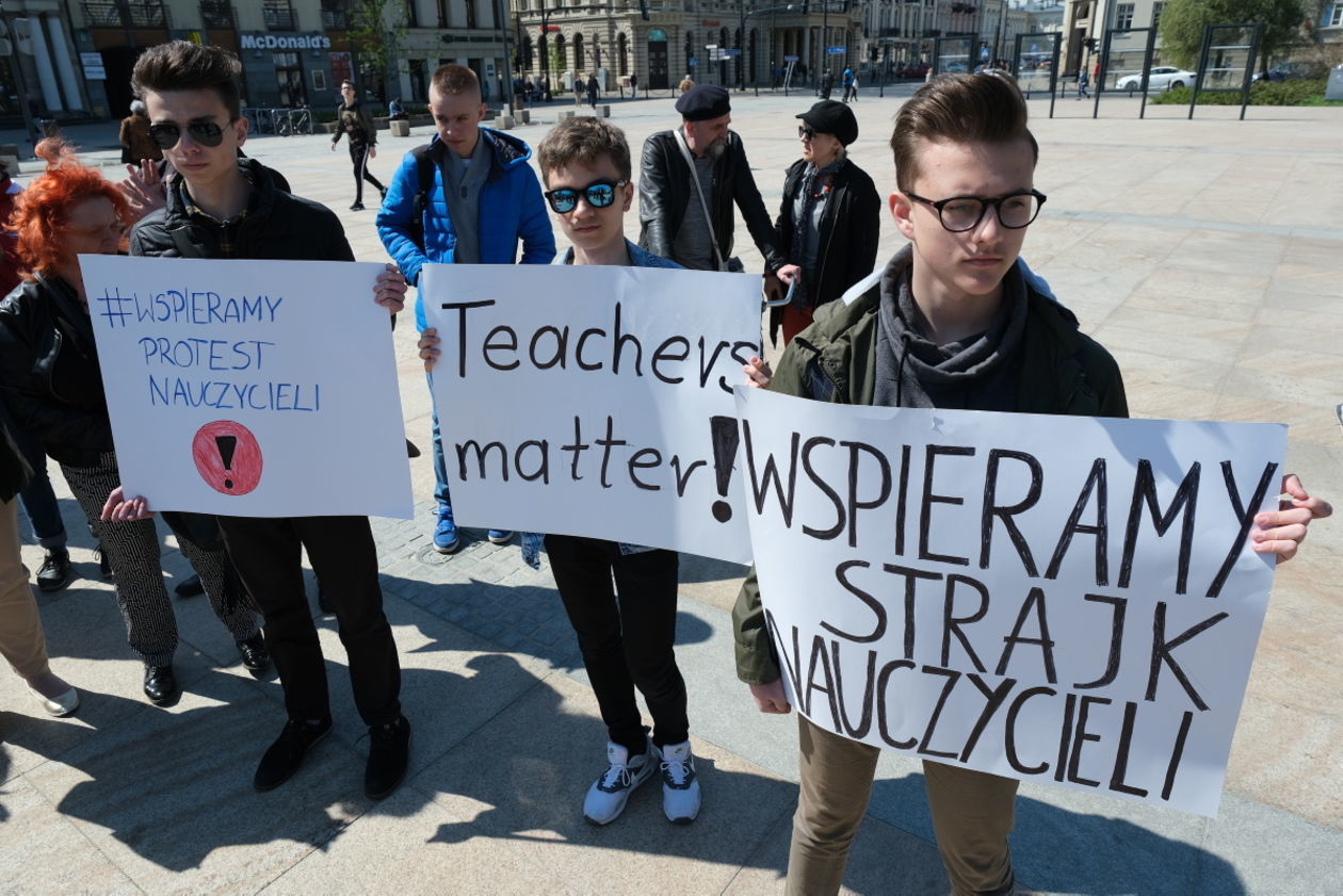  Manifestację nauczycieli w Lublinie poparli też uczniowie (zdjęcie 1) - Autor: Maciej Kaczanowski