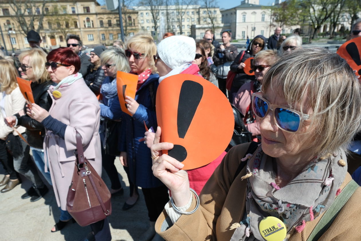  Manifestację nauczycieli w Lublinie poparli też uczniowie (zdjęcie 1) - Autor: Maciej Kaczanowski