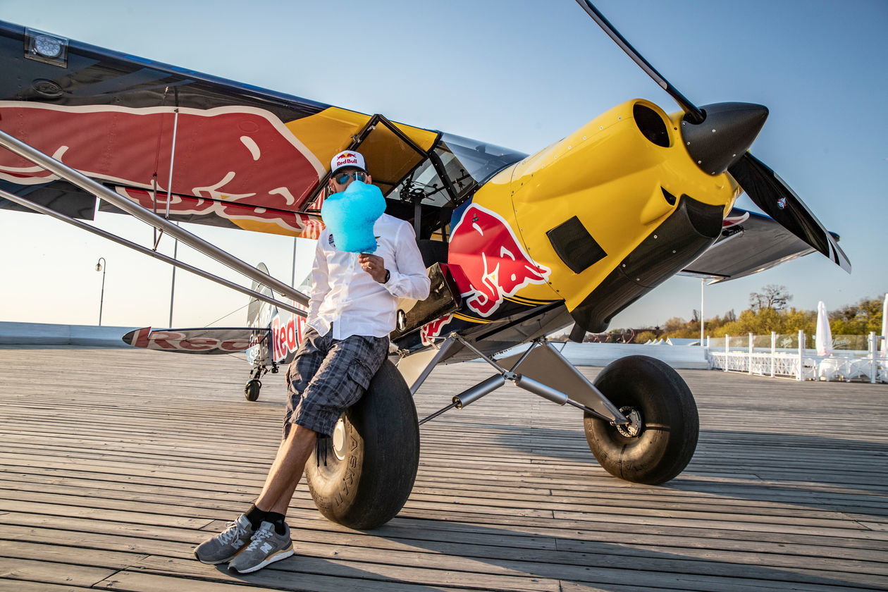 Łukasz Czepiela wylądował samolotem na molo w Sopocie (zdjęcie 1) - Autor: Marcin Kin / Red Bull Content Pool
