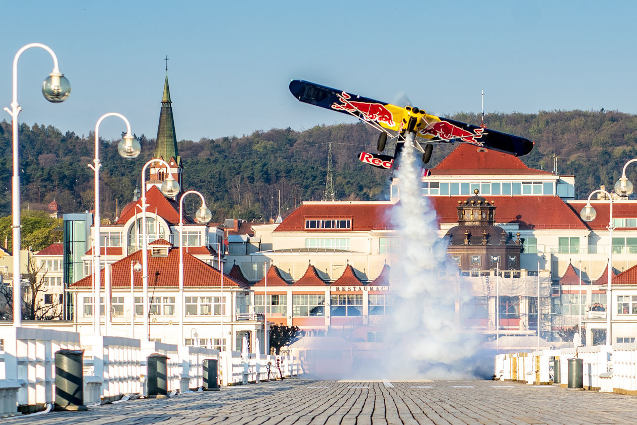  Łukasz Czepiela wylądował samolotem na molo w Sopocie (zdjęcie 1) - Autor: Paweł Truchan / Red Bull Content Pool