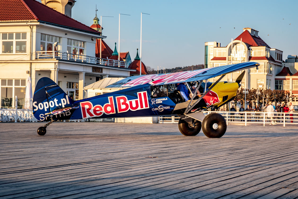  Łukasz Czepiela wylądował samolotem na molo w Sopocie (zdjęcie 1) - Autor: Paweł Truchan / Red Bull Content Pool